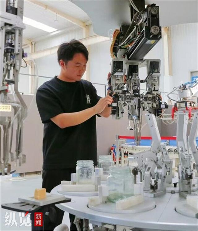 9月19日，唐山四维智能科技有限公司，工作人员正在调试机器人设备。 河北日报记者 师源摄