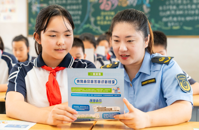 　　10月16日，江苏省海安市市场监督管理局青年干部在海安高新区海光小学，向学生科普食品安全常识。翟伟凯 摄