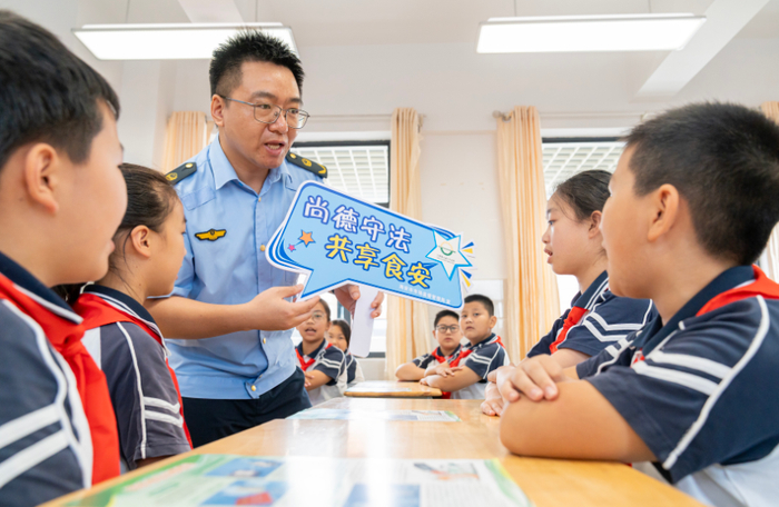 　　10月16日，江苏省海安市市场监督管理局青年干部在海安高新区海光小学，向学生讲解食品安全常识。翟伟凯 摄
