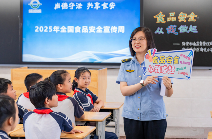 　　10月16日，江苏省海安市市场监督管理局青年干部在海安高新区海光小学，向学生讲解食品安全常识。翟伟凯 摄