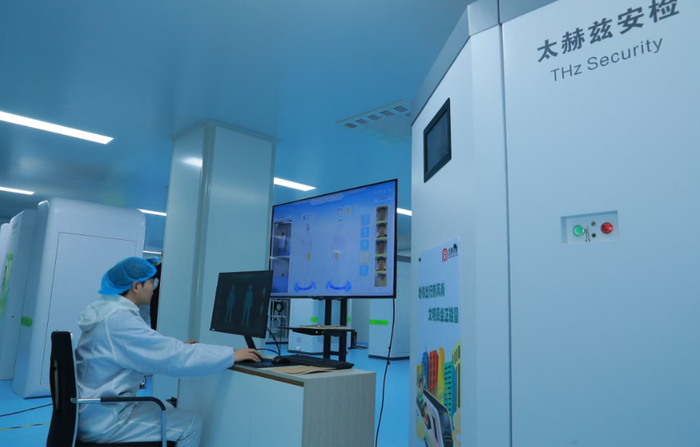 中科太赫兹公司工作人员在操作检测仪器（何刚 摄）