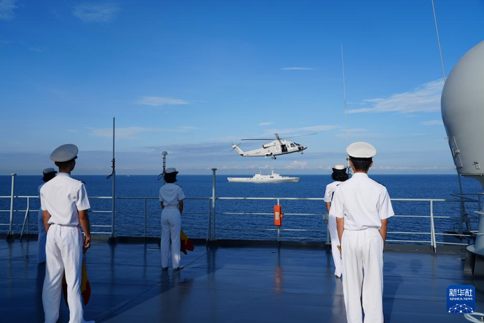 10月16日，戚继光舰在指定海域与泰国“象岛”号登陆舰汇合。新华社发