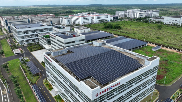 在海口国家高新区美安生态科技新城，多家企业的厂房和办公楼屋顶上整齐排列着光伏太阳能板。海南日报全媒体记者 陈元才 摄