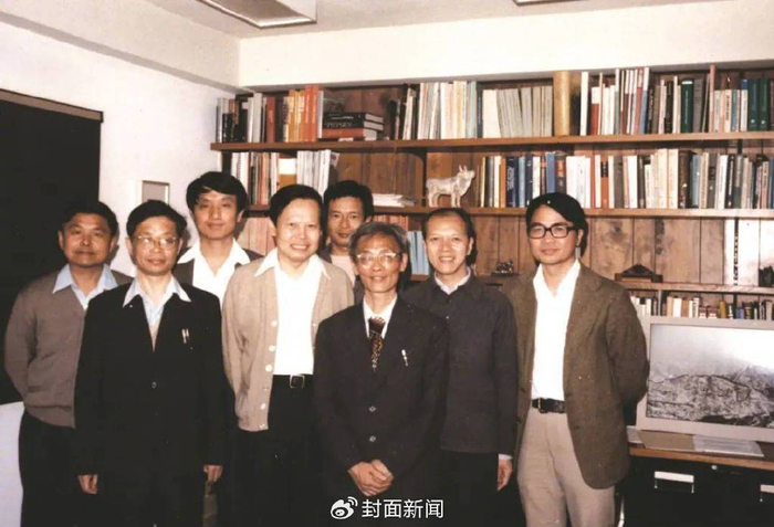 1980年3月，何祚庥（左二）等科学家访美，与杨振宁（左四）合影留念。