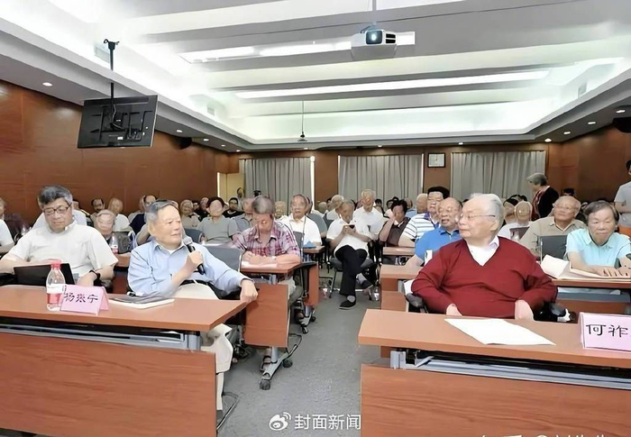 2017年7月12日，杨振宁出席中国科学院纪念何祚庥从事物理学研究70周年学术思想研讨会并致辞。