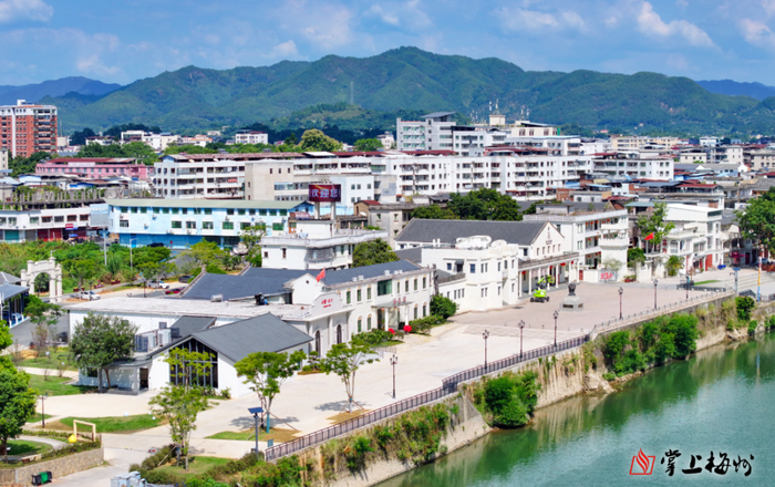 梅县区松口镇依托村庄建设、美丽圩镇建设、古镇核心区复原“三大行动”同步谋划布局古镇新业态。（高讯 摄）