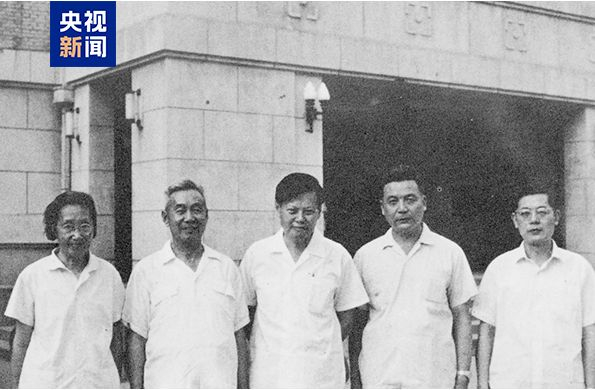 △1972年杨振宁与王承书（左一）、张文裕（左二）、邓稼先（右二）、周光召（右一）于北京
