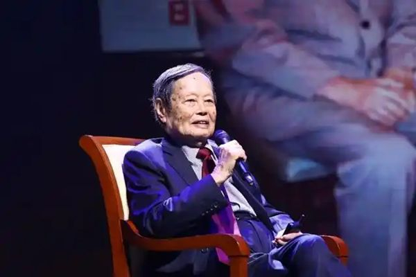 杨振宁在2019年求是奖颁奖典礼现场 图片来源：清华大学网站截图