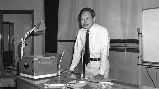 1986年5月26日，杨振宁在北京向来自全国各地的物理研究生和科研人员作报告。新华社记者 兰红光 摄