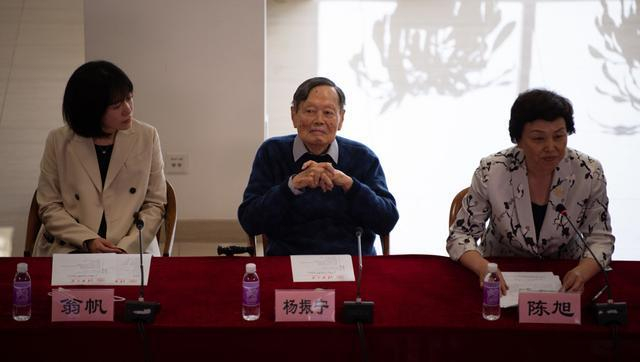 2021年5月14日，杨振宁（中）、杨振宁夫人翁帆（左）和时任清华大学党委书记陈旭在捐赠仪式上。新华社照片