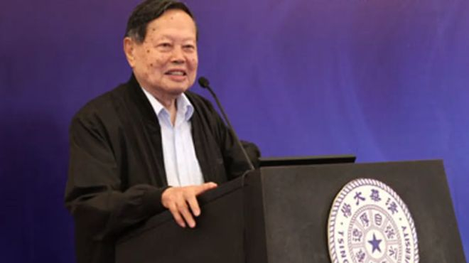 ▲杨振宁在清华大学讲课