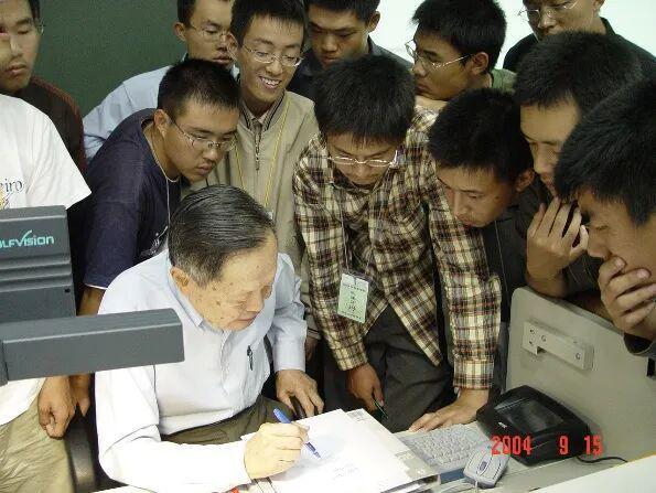 2004年秋杨振宁与清华大学物理系大一新生在课间交流 （图片来源：清华大学）
