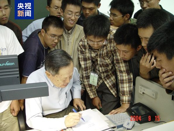 △2004年秋杨振宁与清华大学物理系大一新生在课间交流