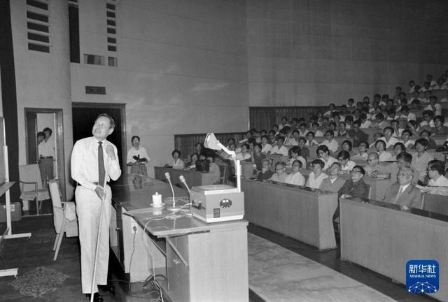 1986年，杨振宁在北京科学会堂向来自全国各地的物理研究生和科研人员讲学。新华社记者 兰红光 摄