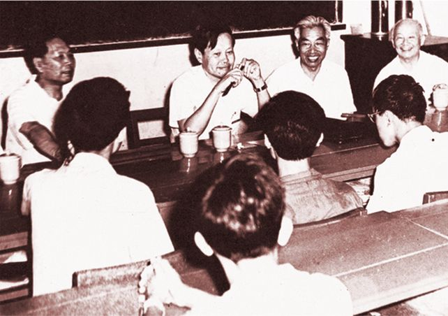 1981年，杨振宁与少年班学生座谈（来源：中国科大）