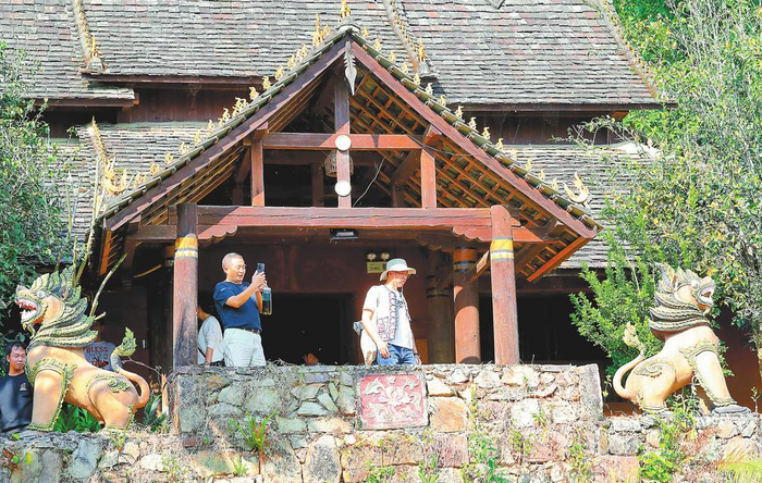 图为游客在翁基古寨古寺游览。云南日报-云新闻记者 杨峥 陈飞 摄