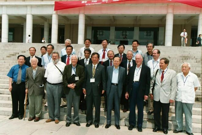 2002年杨振宁与出席清华大学举办的前沿科学国际研讨会的学者合影 （图片来源：清华大学）