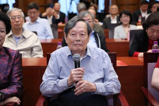 2021年杨振宁在清华大学举行的“杨振宁先生学术思想研讨会”上讲话 （图片来源：清华大学）
