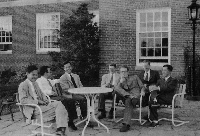 1952年秋杨振宁等物理学家于普林斯顿高等研究院 （图片来源：清华大学官微）