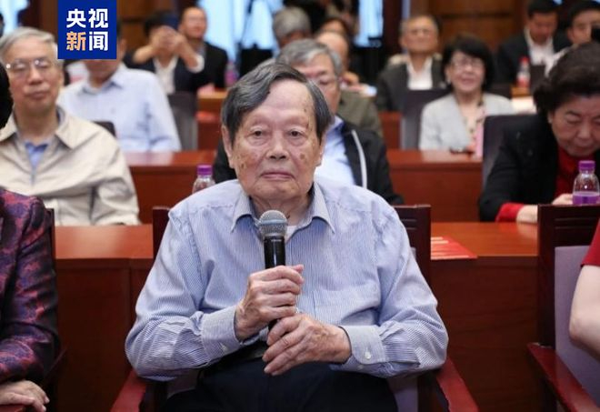 △2021年杨振宁在清华大学举行的“杨振宁先生学术思想研讨会”上讲话