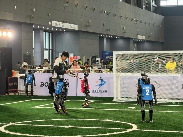 3V3足球赛——加速进化平台组比赛现场。 张晓晴摄