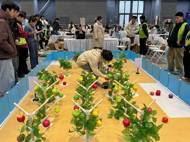 农业机器人——采摘机器人比赛现场。 张晓晴摄