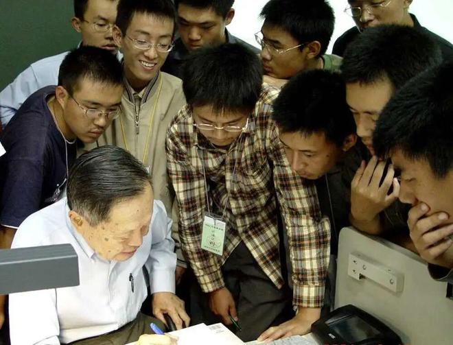  杨振宁指导本科生。（清华大学供图）