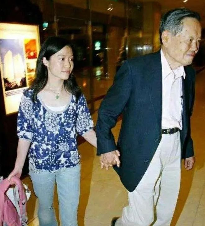 ▲杨振宁与翁帆