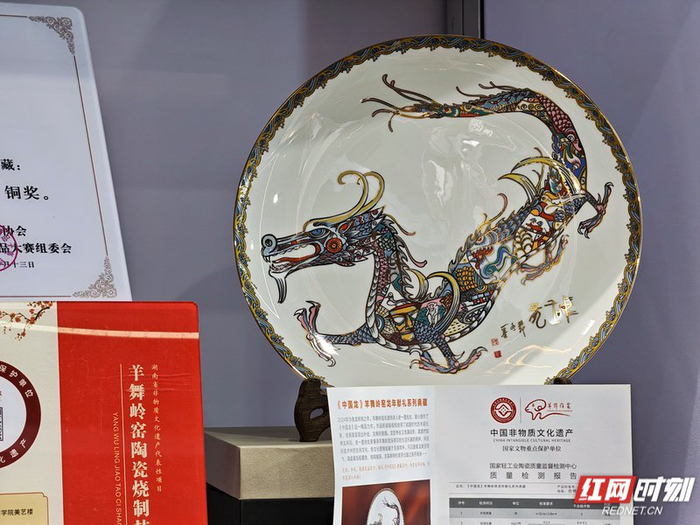 携湘绣、湘瓷、湘茶、湘酒 “湖南好礼”亮相良渚文创市集|湖南省|湘绣_新浪新闻