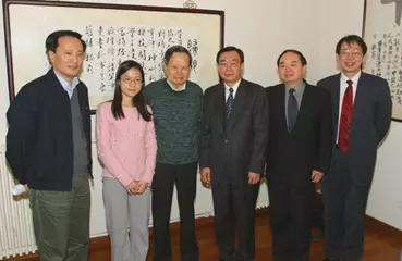 杨振宁、翁帆与贺国强、周济等在“归根居”的合影。来源：清华大学新闻网