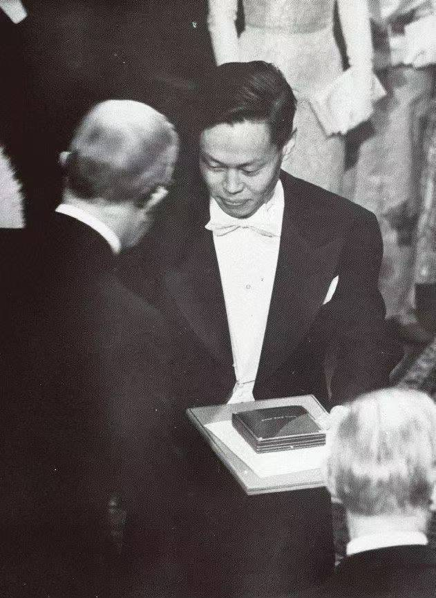 杨振宁接受诺贝尔奖章 图片来源：《杨振宁传：规范与对称之美》，杨振宁提供