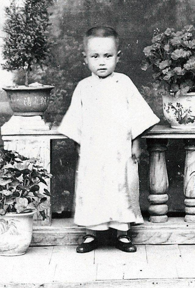 1926年，杨振宁于合肥留影 图片来源：《杨振宁传：规范与对称之美》，杨振宁提供