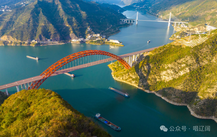 深秋时节，长江三峡西陵峡两岸青黄相间，与一江碧水相呼应，形成一幅美丽画卷。