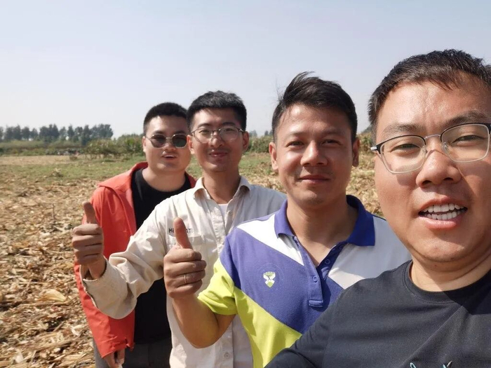 2022年9月，曲周县刘庄村，四个人在玉米地里合影。中国农业大学供图
