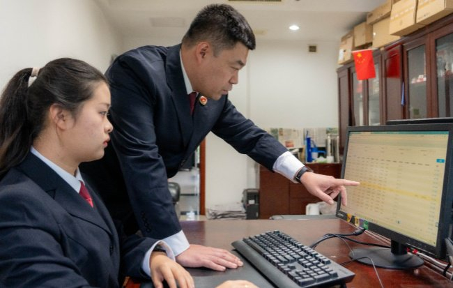 10月9日，西安市检察院案管办副主任郭嵬（右）通过案件质量检查评查智能辅助系统查看全市检察机关案件质量检查评查情况。
