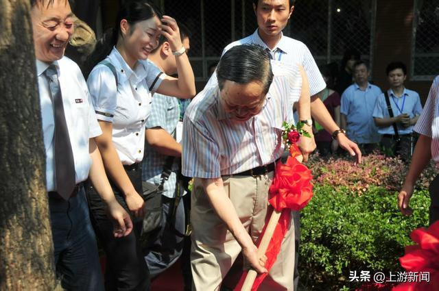 ▲杨振宁在学校的小花园栽下了一棵“院士树”。