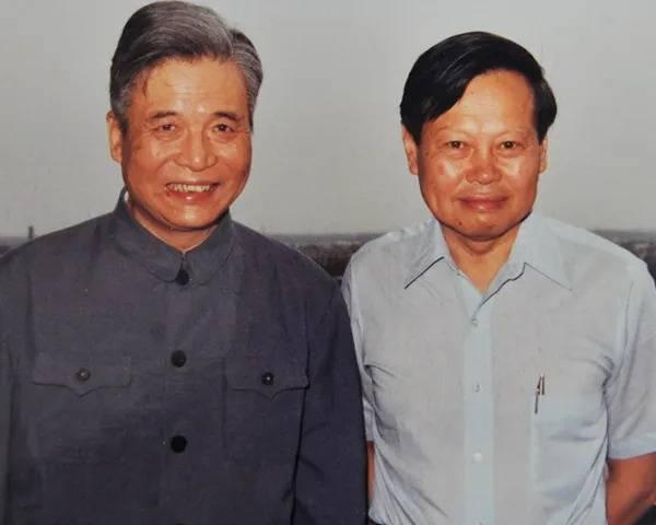 1986年6月，杨振宁到医院看望邓稼先时合影。（图源：清华大学校史馆官网）