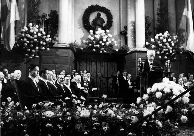 1957年诺贝尔奖颁奖现场。左起第一为杨振宁，第二为李政道。资料图