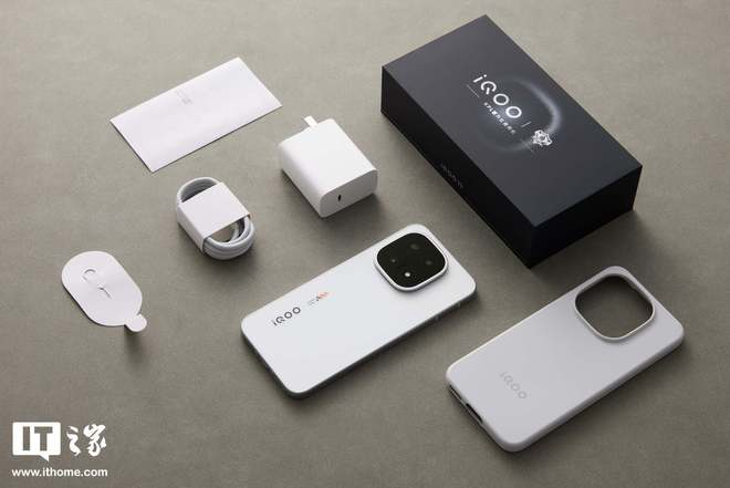 ▲ IT之家开箱：iQOO 15 传奇版手机图赏