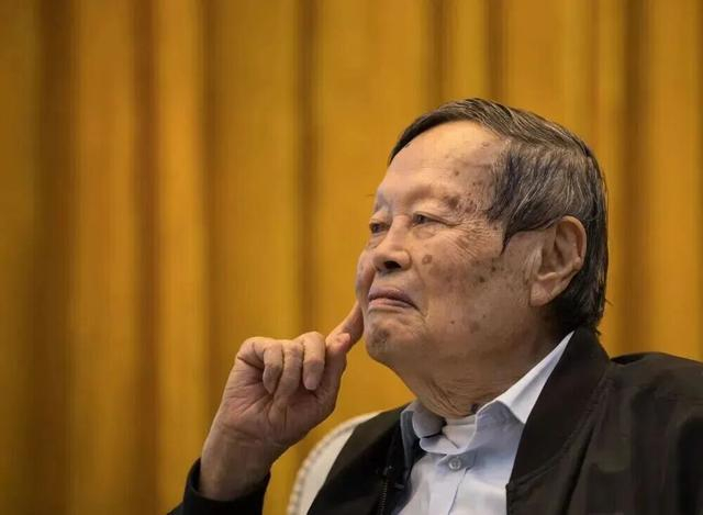 杨振宁教授在研讨会上听取年轻学生的提问