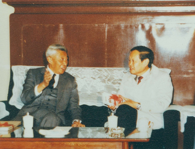 1985年，杨振宁与时任北大校长丁石孙交谈