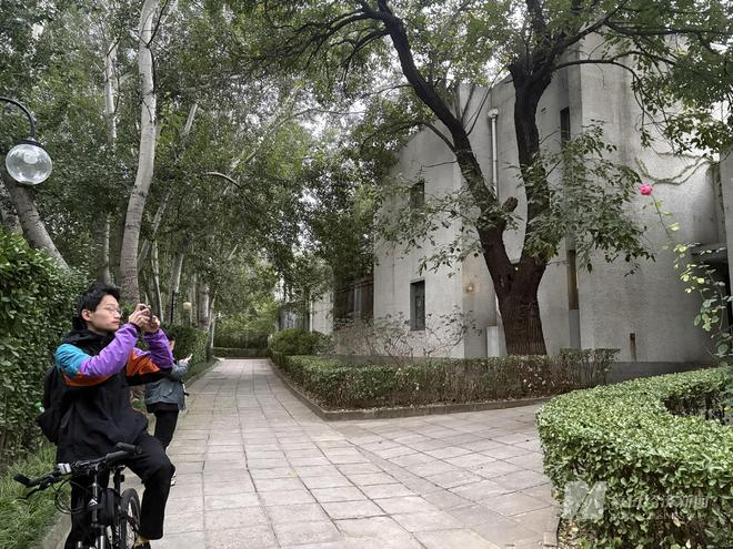 有学生和清华校内人员听闻消息后前往杨振宁住所处拍照缅怀 图片来源：每经记者 张蕊 摄