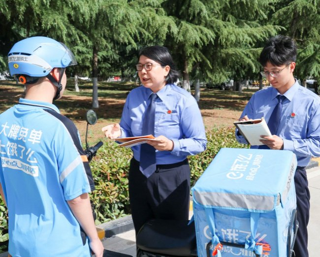 今年5月，西安市未央区检察院检察官实地调查新就业形态劳动者权益保障情况。