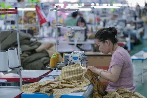 近3年天门服装行业已回流人口8.4万，直接带动16万人实现本地就业。摄影/陈勇