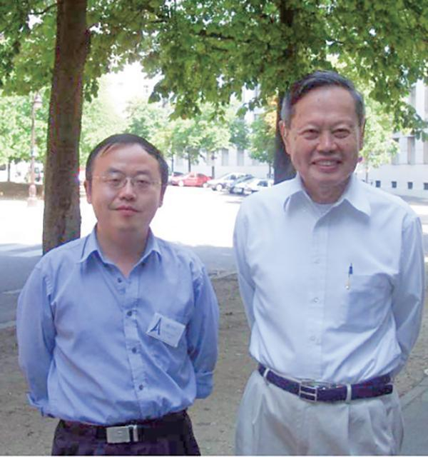 2002年国际理论物理大会结束，杨振宁与施郁合影。受访者供图