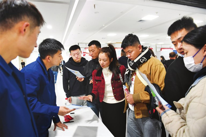 图为招聘会现场。牛利敏 摄