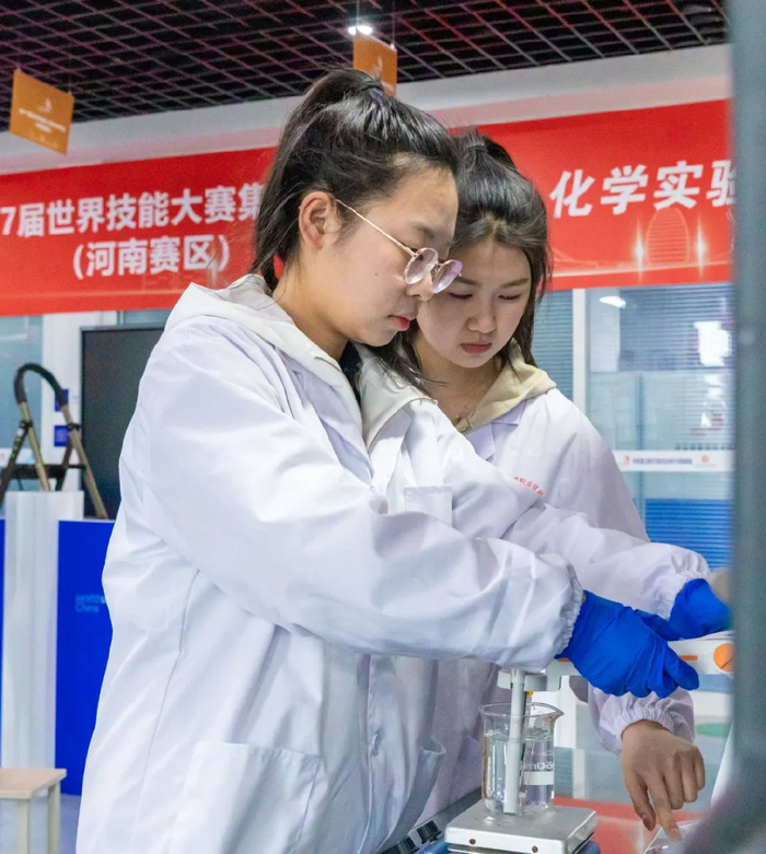 姜雨荷（右）指导鲁静怡训练。