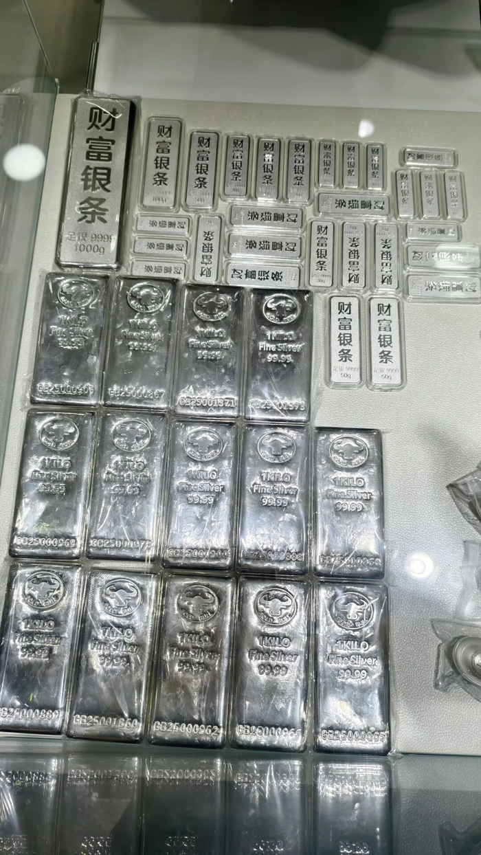 某店内柜台摆放的银条等 每经记者 潘婷 摄
