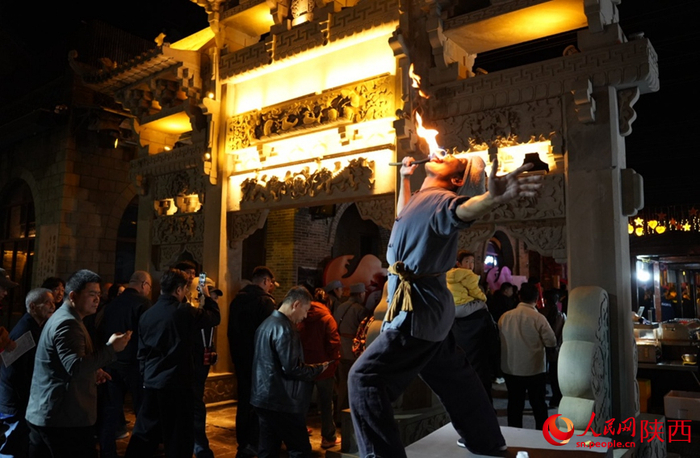 10月15日晚，大型红色沉浸式歌舞剧《延安十三年》演出现场。人民网记者 邹星摄