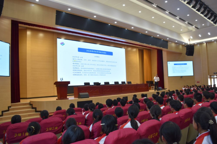 关于2026届高考备考建议的校友论坛。（丽江融媒记者 杨四娟 摄）